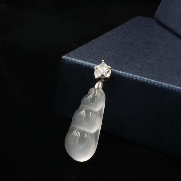 Vanying Stone Peanut-Shaped Jadeite Pendant