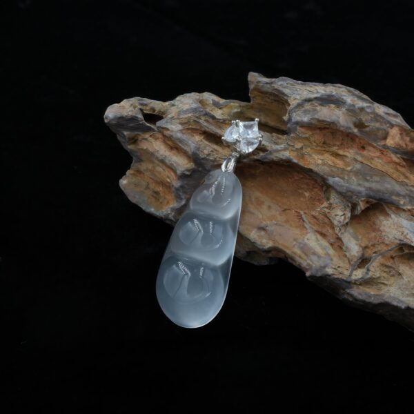 Vanying Stone Peanut-Shaped Jadeite Pendant