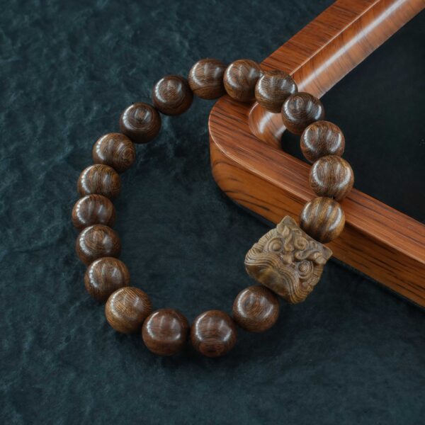 Vanying Stone Awakening Lion Sandalwood Bracelet
